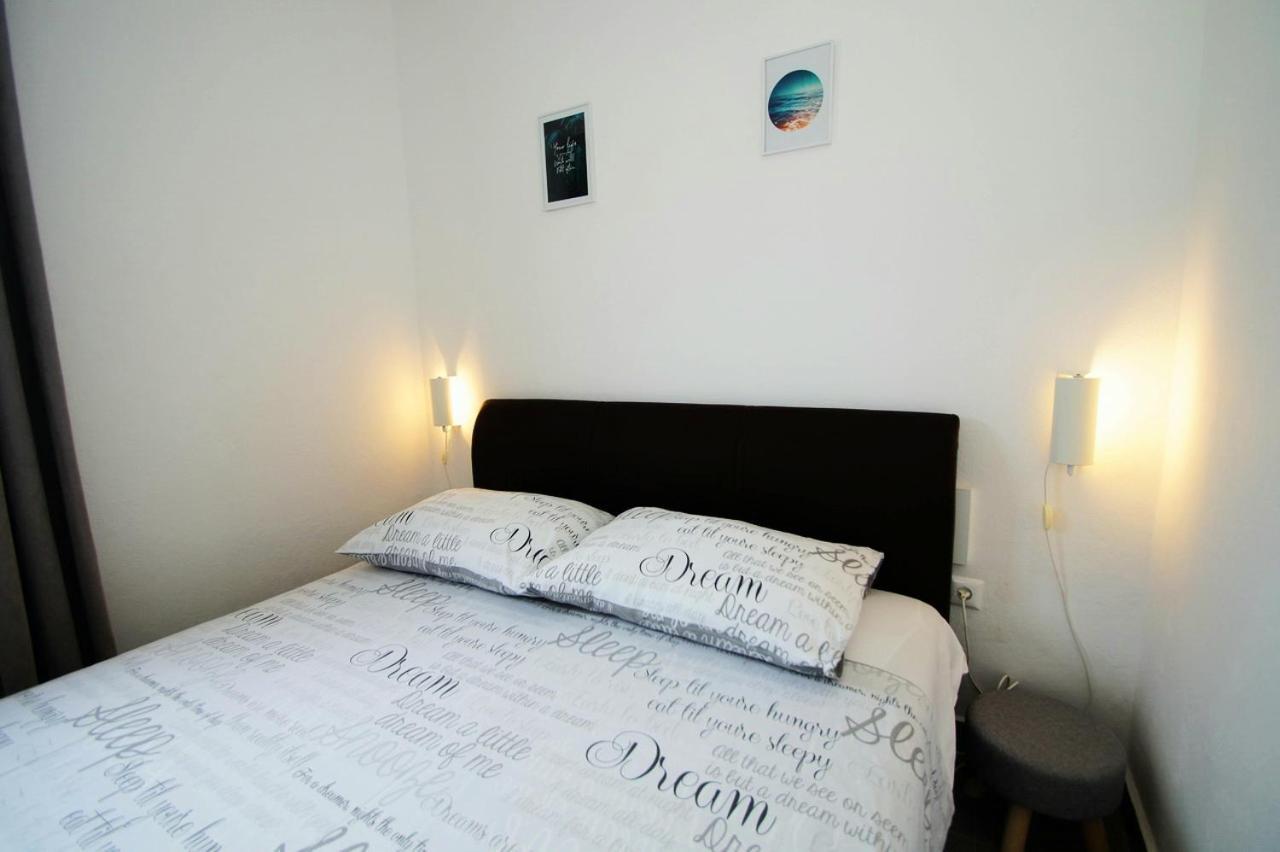Apartments Petrovic Primosten Exterior photo